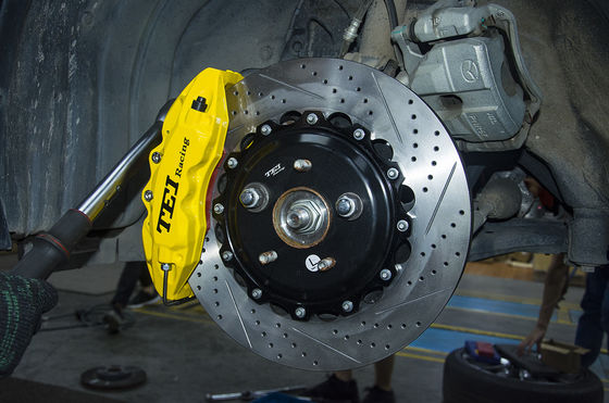 O freio grande Kit Front P60S do carro com porta traseira de Mazda 3 Mazda 6 Mazda forjou 6 compassos de calibre do pistão roda de 18 polegadas 19 polegadas